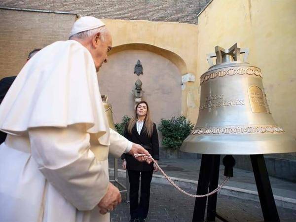 Papst segnet Glocke für das Leben